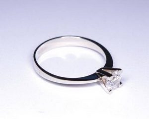 Suzadetuviu ziedas Nr.32 (is balto, geltono arba raudono aukso, su briliantu)