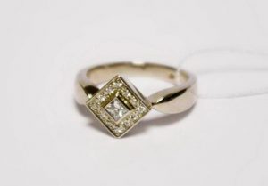 Suzadetuviu ziedas Nr.34 (is geltono aukso, su kvadratiniu deimantu "princese" ir apvaliais briliantais)