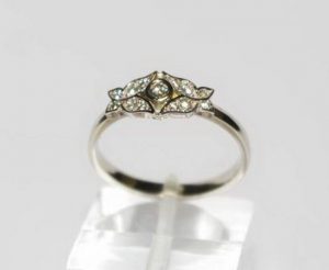 Suzadetuviu ziedas Nr.35 (is dvieju spalvu aukso, puostas brangakmeniais)