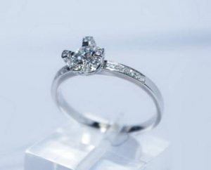 Suzadetuviu ziedas Nr.37 (is balto aukso, puostas akvamarinu ir briliantais)