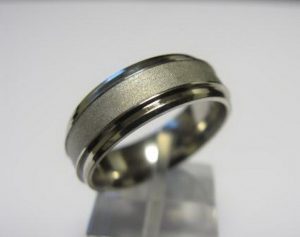 Vestuviniai ziedai Nr.40 (is balto aukso, matiniu pavirsiumi)