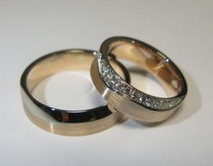 Vestuviniai ziedai Nr.41 (is raudono aukso, brangakmeniais arba baltu auksu, dekoruotu krastu)