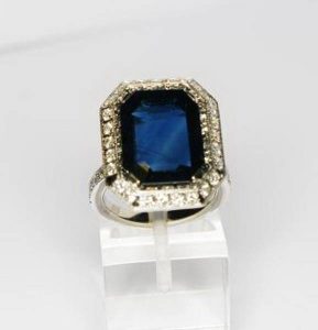 Suzadetuviu ziedas Nr.43 (is balto aukso, su safyru ir briliantais)