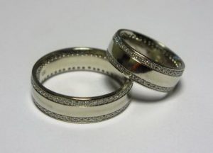 Vestuviniai ziedai Nr.43 (is balto aukso, puosti brangakmeniais arba kt.akmenimis)