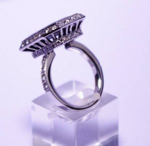 Suzadetuviu ziedas Nr.46 (is balto, geltono arba raudono aukso, puostas brangakmeniais)