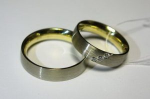 Vestuviniai ziedai Nr.47 (geltono aukso vidumi ir balto aukso matiniu pavirsiumi)