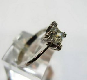 Suzadetuviu ziedas Nr.48 (is balto aukso, su kvadratiniu deimantu "princese")