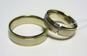 Vestuviniai ziedai Nr.48 (is balto ir geltono aukso,mot.-puostas brangakmeniais)