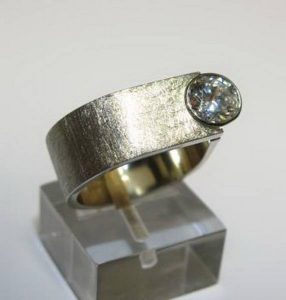 Suzadetuviu ziedas Nr.51 (is platinos arba balto aukso, su zydruoju topazu)