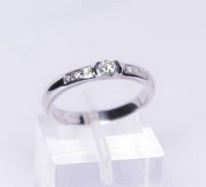 Suzadetuviu ziedas Nr.52 (is balto, raudono arba geltono aukso, su briliantais)