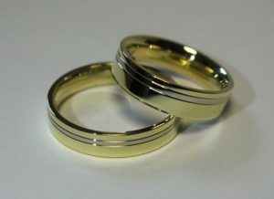 Vestuviniai ziedai Nr.54 (is geltono aukso, su balto aukso juostele)