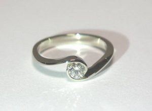 Suzadetuviu ziedas Nr.56 (is balto, geltono arba raudono aukso, su briliantu)