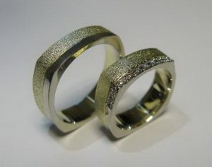 Vestuviniai ziedai Nr.56 (sujungti is skirtingu spalvu aukso, mot.-puostas brangakmeniais)