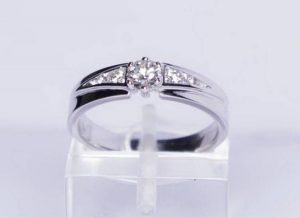 Suzadetuviu ziedas Nr.57 (is platinos arba balto aukso,su briliantais)