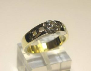 Suzadetuviu ziedas Nr.58 (is geltono arba raudono aukso, su briliantu)