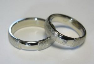 Vestuviniai ziedai Nr.58 (is balto aukso, fakturiniu pavirsiumi, blizgiu intarpu)