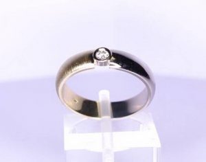 Suzadetuviu ziedas Nr.5 (is balto aukso, puostas brangakmeniais)