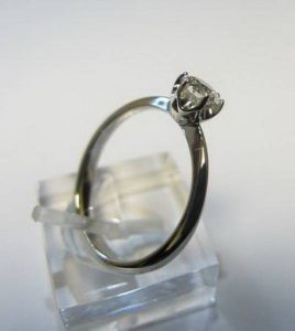 Suzadetuviu ziedas Nr.61 (is balto, geltono arba raudono aukso, su briliantu)