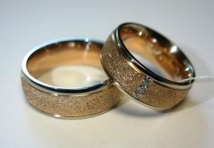 Vestuviniai ziedai Nr.61 (is raudono aukso, balto aukso krastais, fakturiniu pavirsiumi)