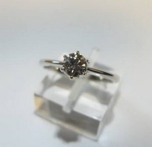 Suzadetuviu ziedas Nr.62 (klasikinis, is balto aukso, su briliantu)