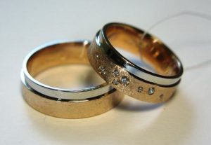 Vestuviniai ziedai Nr.62 (is raudono aukso, balto aukso krastu, mot.- puostas brangakmeniais)