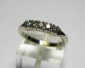 Suzadetuviu ziedas Nr.63 (is platinos arba balto aukso, puostas brangakmeniais)