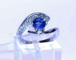 Suzadetuviu ziedas Nr.66 (is balto aukso, puostas safyru ir briliantais)