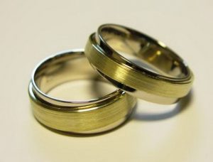 Vestuviniai ziedai Nr.67 (is balto aukso, apjuosti geltonu, matintu auksu)