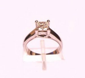 Suzadetuviu ziedas Nr.73 (is balto aukso, su kvadratiniu deimantu