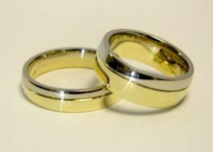 Vestuviniai ziedai Nr.74 (sujungti is dvieju spalvu aukso, pora-skirtingu plociu)