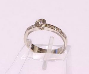 Suzadetuviu ziedas Nr.75 (is platinos arba balto aukso, su brangakmeniais)