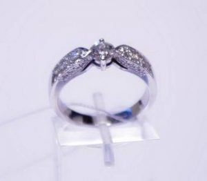 Suzadetuviu ziedas Nr.76 (is balto, geltono arba raudono aukso, su briliantais)