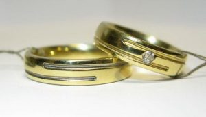 Vestuviniai ziedai Nr.76 (is geltono aukso, su igilinta linija, mot.-puostas brangakmeniu)