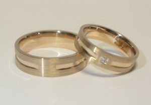 Vestuviniai ziedai Nr.78 (is raudono aukso, matiniai, mot.-su briliantu)