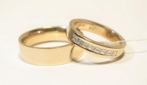 Vestuviniai ziedai Nr.81(is raudono aukso, mot.-puostas akmenimis)