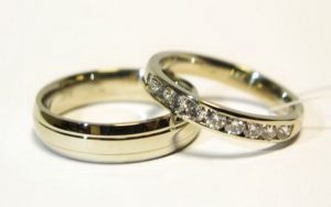 Vestuviniai ziedai Nr.83 (is geltono aukso, mot.-siauras, su briliantais)