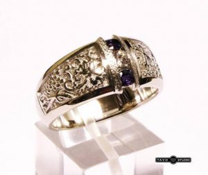 Suzadetuviu ziedas Nr.85 (platus, is geltono aukso, puostas aleksandritais ir briliantu)