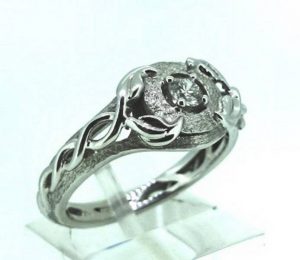 Suzadetuviu ziedas Nr.93 (is platinos arba balto aukso, su briliantu)