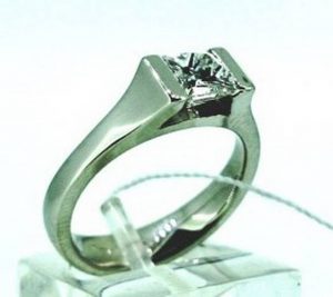 Suzadetuviu ziedas Nr.94 (is balto aukso, su kvadratiniu deimantu "princese")