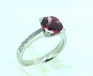 Suzadetuviu ziedas Nr.95 (is balto aukso, puostas avieciu spalvos turmalinu ir briliantais)