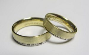 Vestuviniai ziedai Nr.9 (is geltono ir balto aukso, su pasirinktu tekstu isorineje puseje)